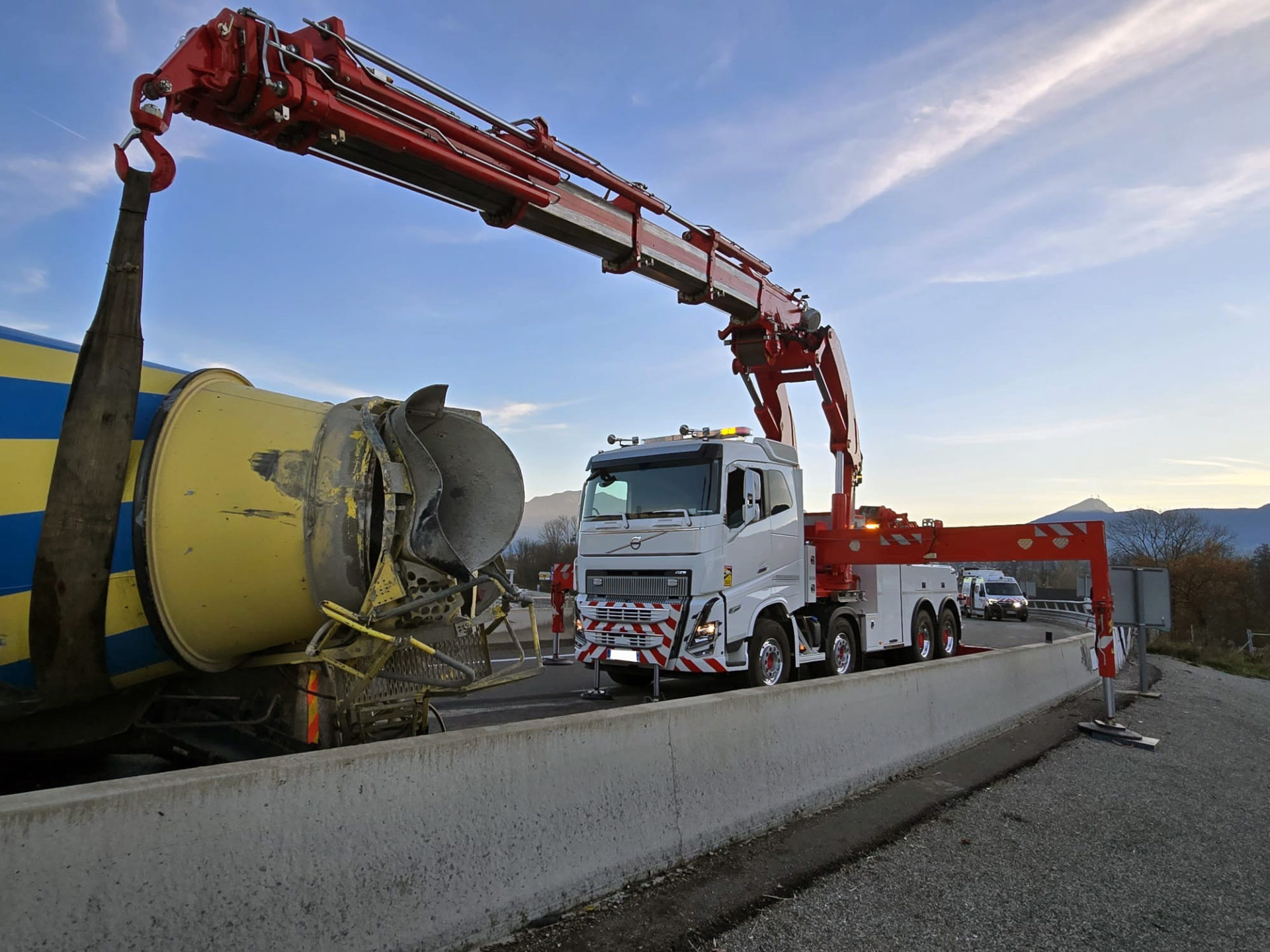 chez cornut-grue de manutention cormach 110000E8 en action-sur vehicule depannage volvo